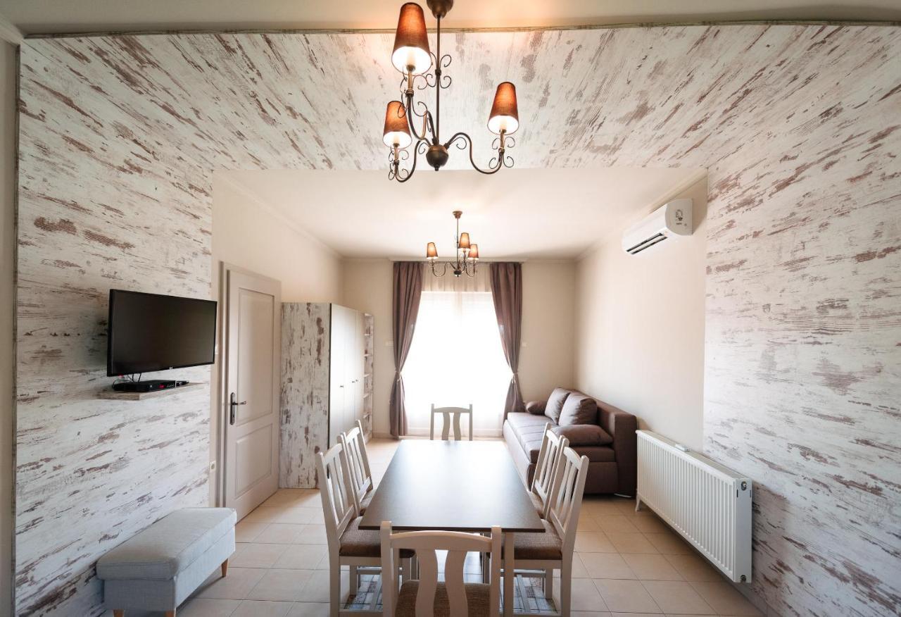 Aranyszarvas Panzio, Etterem Es Grillterasz Apartment Bagian luar foto
