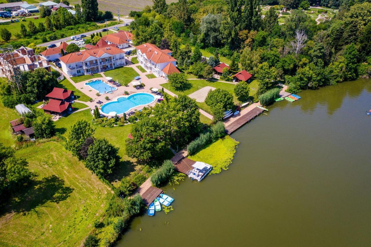 Aranyszarvas Panzio, Etterem Es Grillterasz Apartment Bagian luar foto