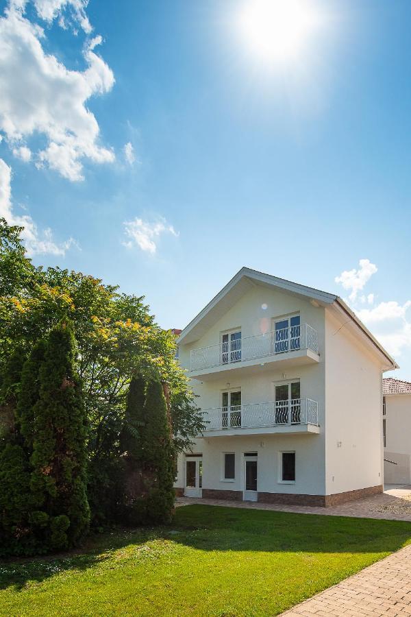Aranyszarvas Panzio, Etterem Es Grillterasz Apartment Bagian luar foto