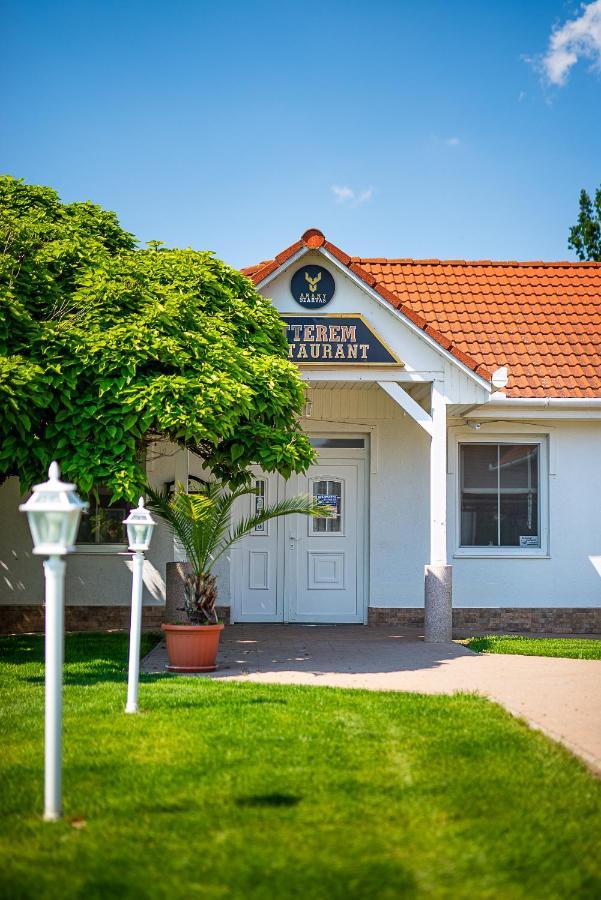 Aranyszarvas Panzio, Etterem Es Grillterasz Apartment Bagian luar foto