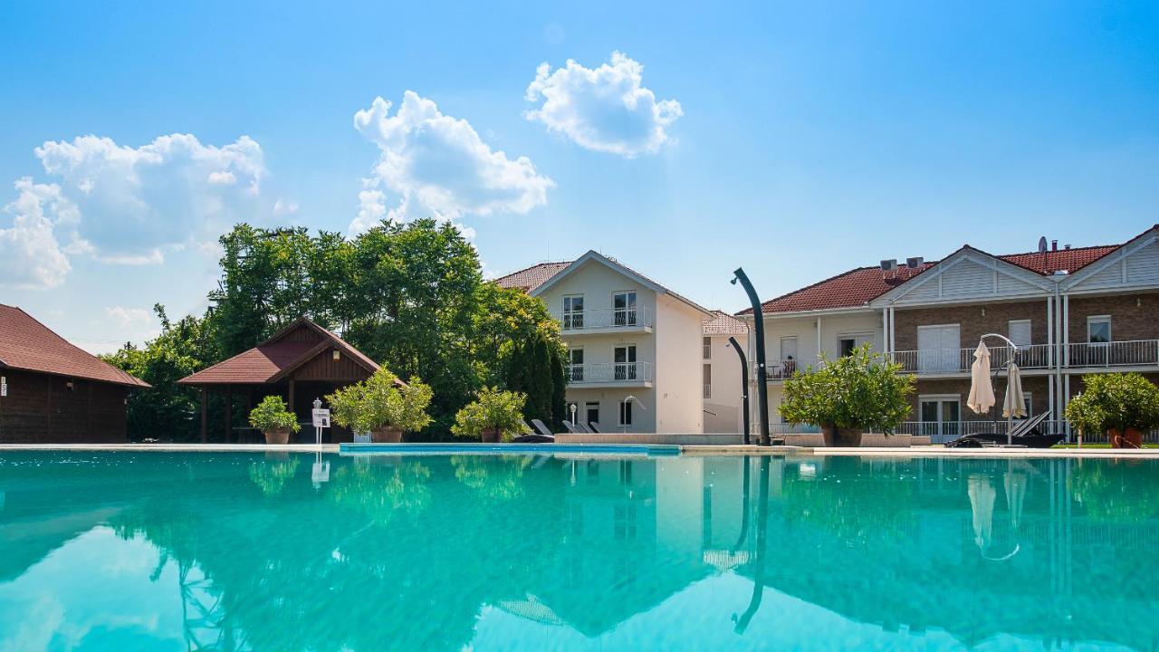 Aranyszarvas Panzio, Etterem Es Grillterasz Apartment Bagian luar foto