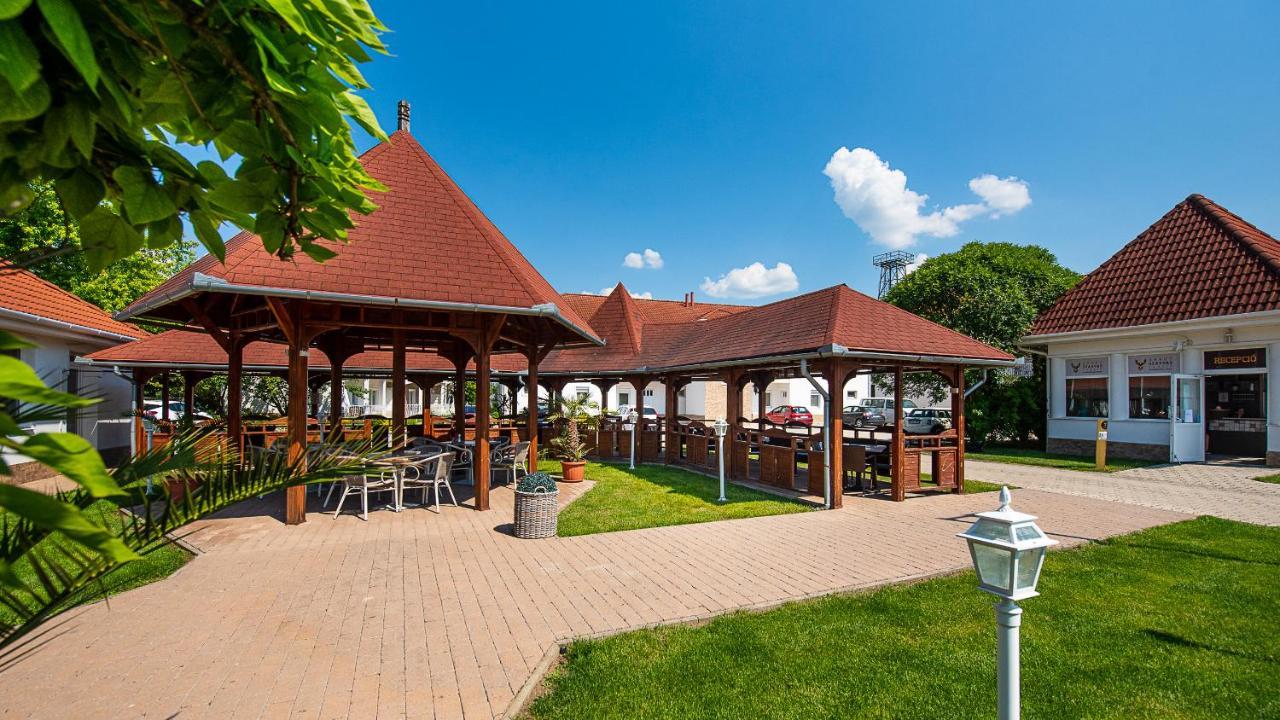 Aranyszarvas Panzio, Etterem Es Grillterasz Apartment Bagian luar foto