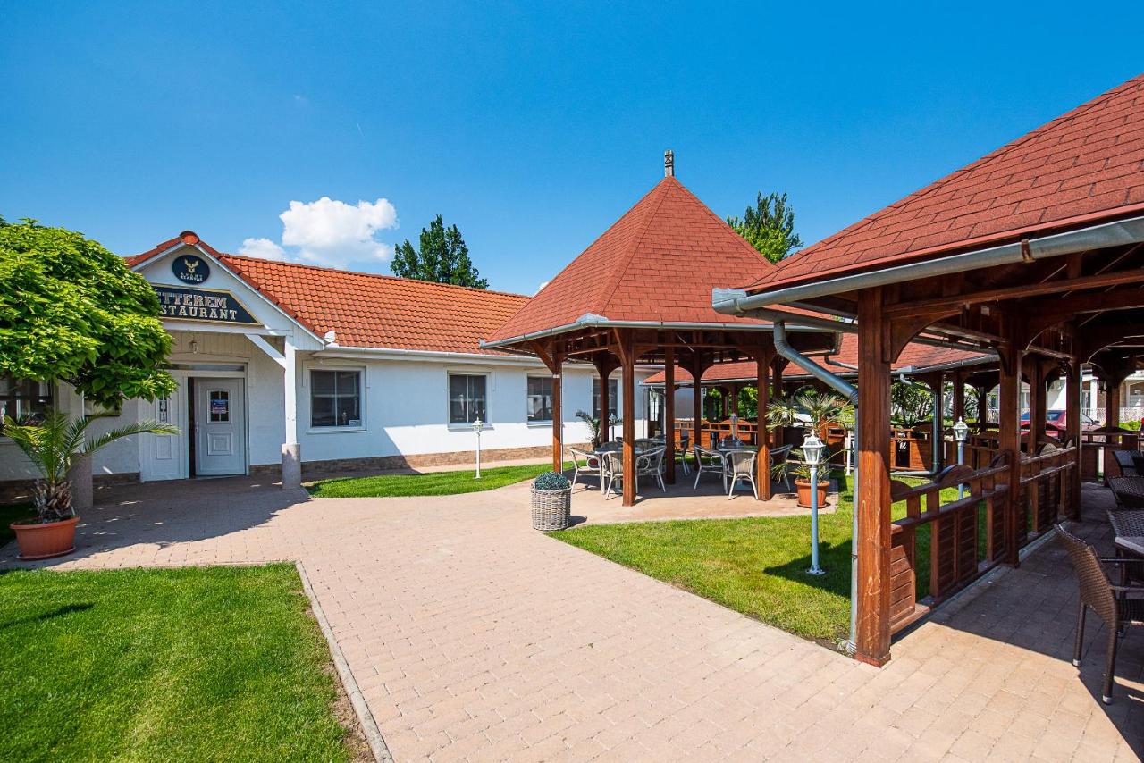 Aranyszarvas Panzio, Etterem Es Grillterasz Apartment Bagian luar foto