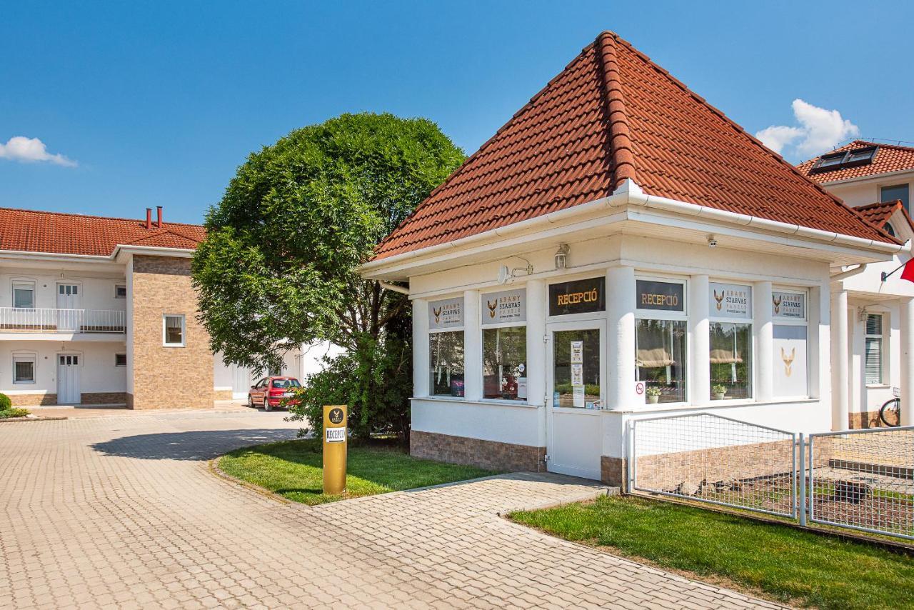 Aranyszarvas Panzio, Etterem Es Grillterasz Apartment Bagian luar foto