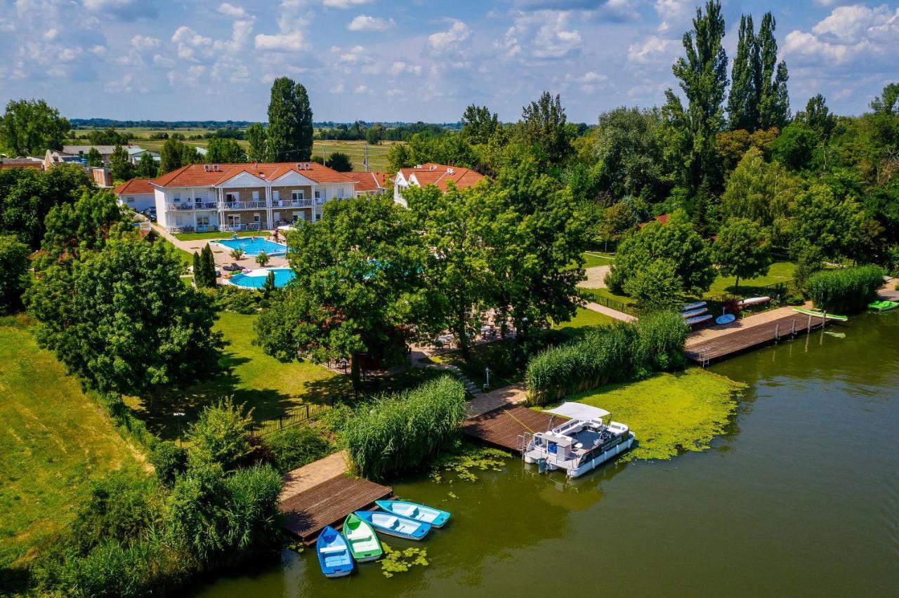 Aranyszarvas Panzio, Etterem Es Grillterasz Apartment Bagian luar foto