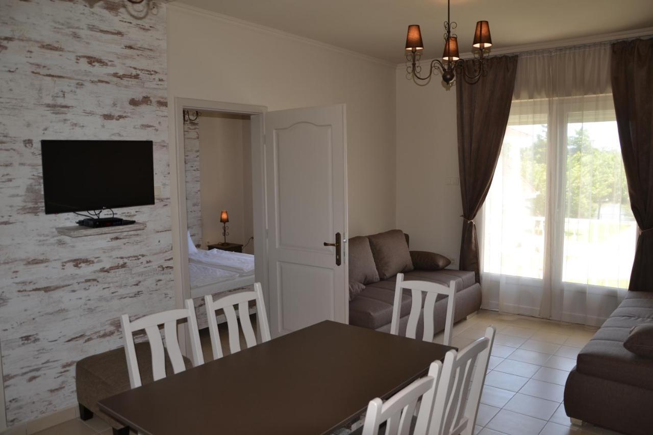 Aranyszarvas Panzio, Etterem Es Grillterasz Apartment Bagian luar foto