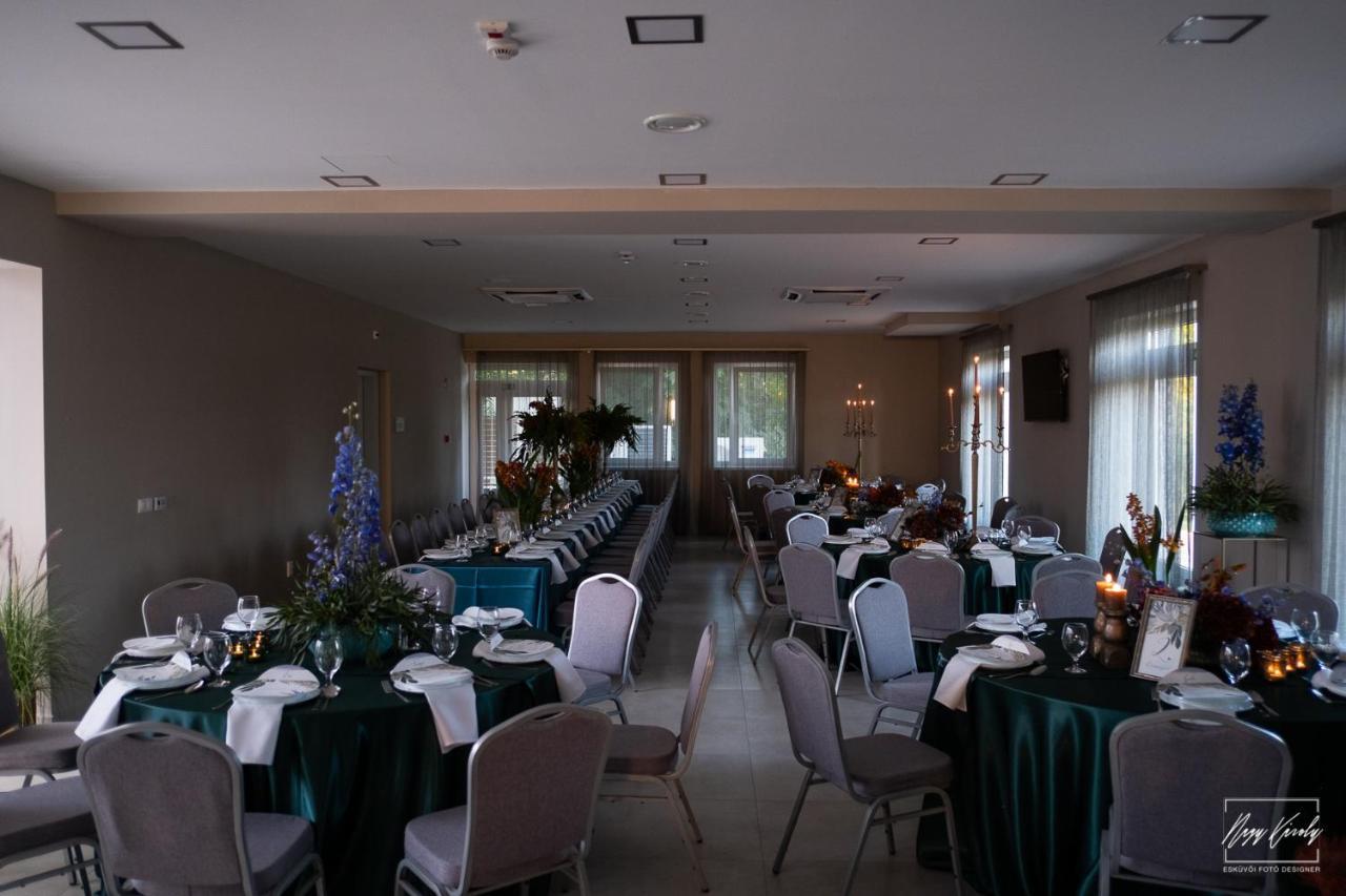Aranyszarvas Panzio, Etterem Es Grillterasz Apartment Bagian luar foto