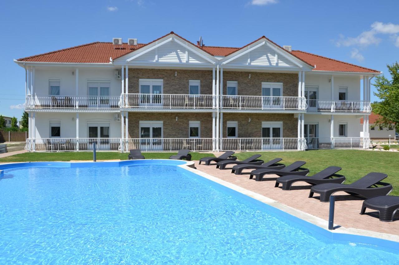 Aranyszarvas Panzio, Etterem Es Grillterasz Apartment Bagian luar foto