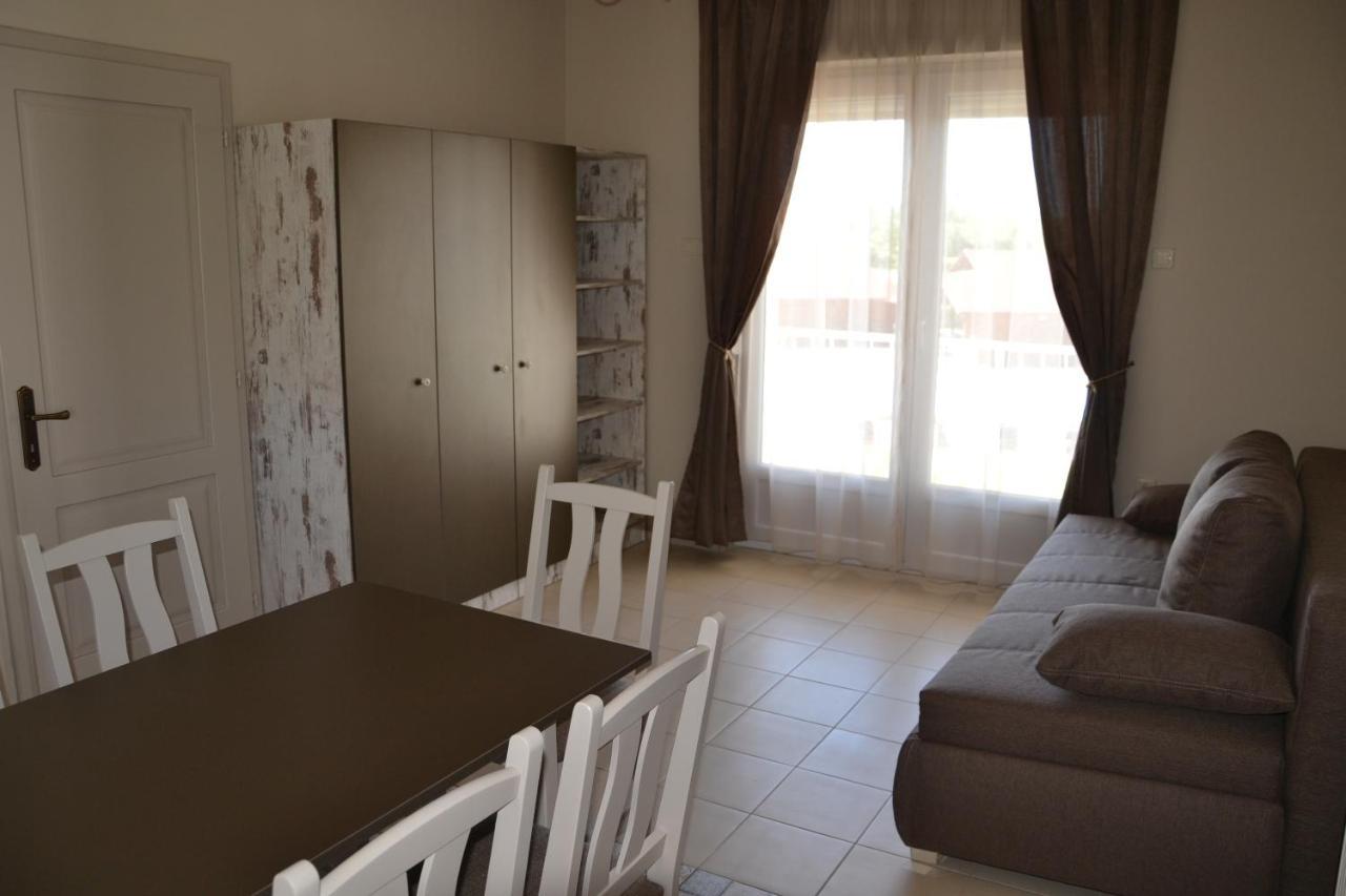 Aranyszarvas Panzio, Etterem Es Grillterasz Apartment Bagian luar foto