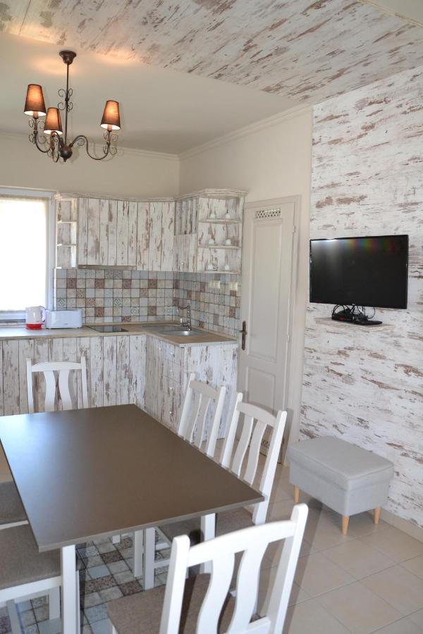 Aranyszarvas Panzio, Etterem Es Grillterasz Apartment Bagian luar foto