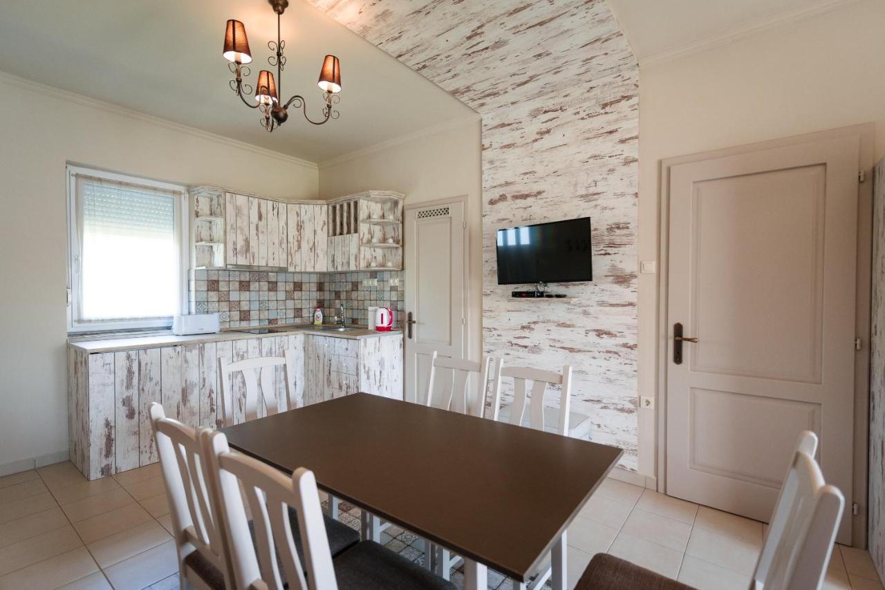 Aranyszarvas Panzio, Etterem Es Grillterasz Apartment Bagian luar foto