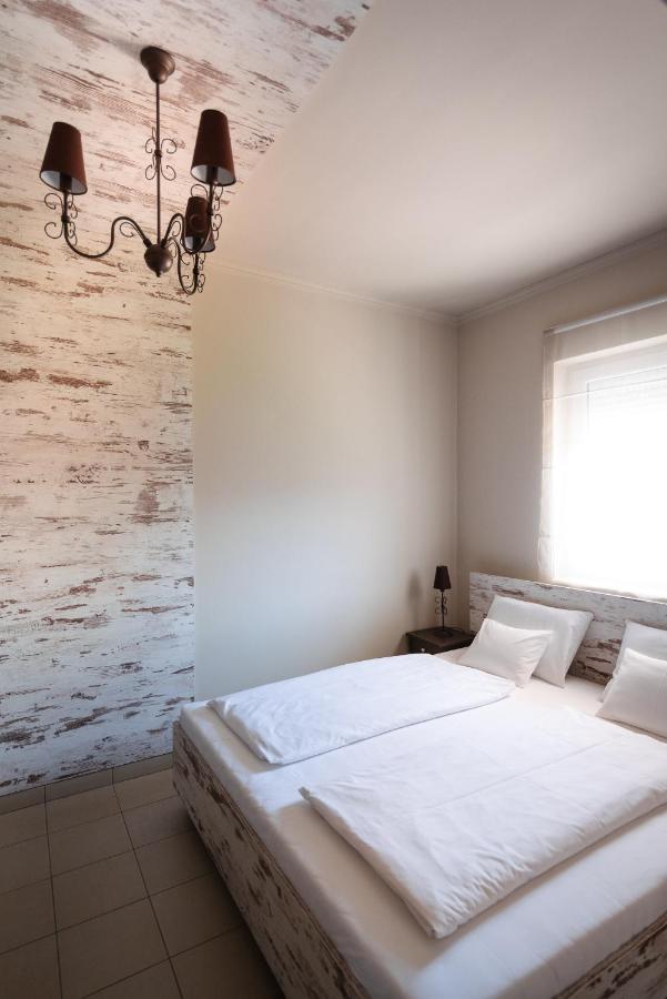 Aranyszarvas Panzio, Etterem Es Grillterasz Apartment Bagian luar foto