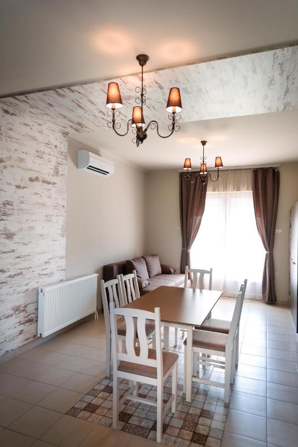 Aranyszarvas Panzio, Etterem Es Grillterasz Apartment Bagian luar foto